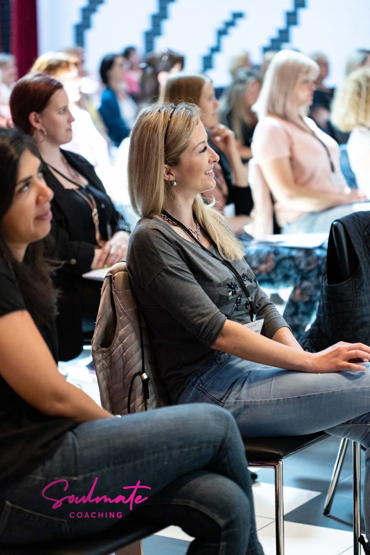 Konzentrierte Teilnehmerinnen während des Seminars